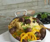 Hackbällchen mit Kuskus und Paprika