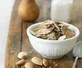 Dinkelflakes mit Birne und Mandelmilch