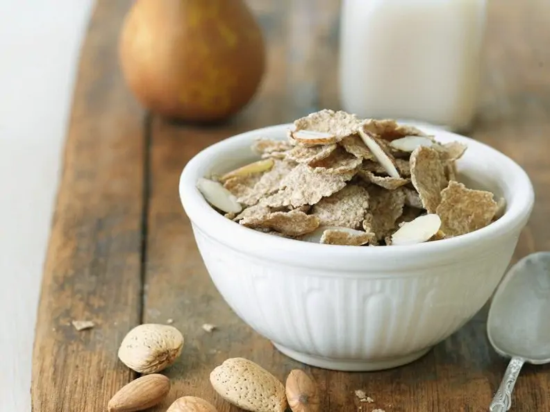 Dinkelflakes mit Birne und Mandelmilch