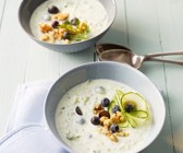 Kalte Gurken-Joghurt-Suppe mit Blaubeeren