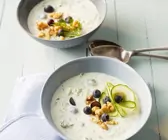 Kalte Gurken-Joghurt-Suppe mit Blaubeeren