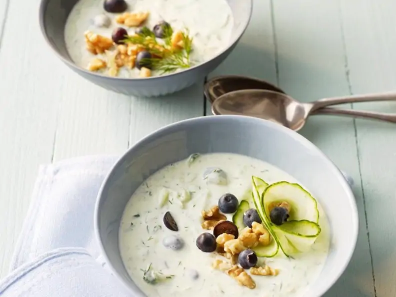 Kalte Gurken-Joghurt-Suppe mit Blaubeeren