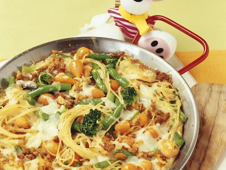 Spaghettini mit Gemüse, Röstzwiebeln und Mozzarella