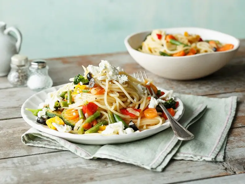 Spaghetti mit Sommergemüse und Feta