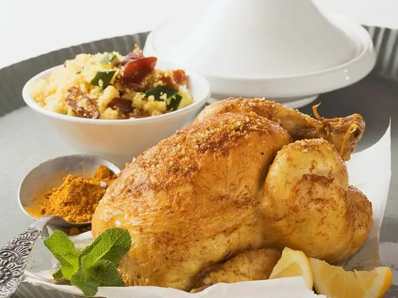 Curryhuhn mit Zucchini-Dattel-Cousous