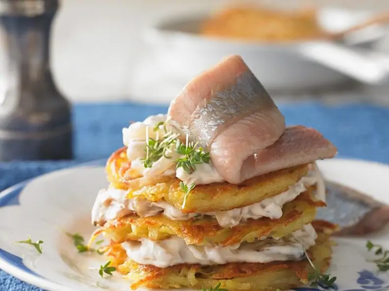 Rösti mit Matjes und Sauerrahmcreme