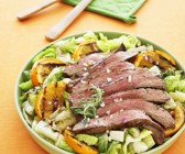 Gegrilltes Steak mit Salat und Orangen