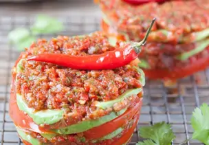 Tomaten mit Avocado und Chilisalsa