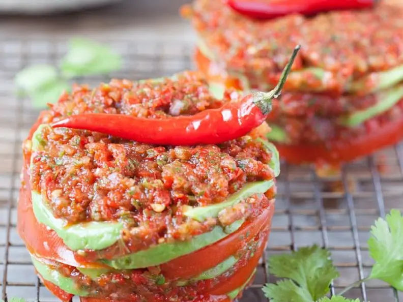 Tomaten mit Avocado und Chilisalsa