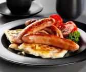 Kartoffelküchlein mit Bratwürsten