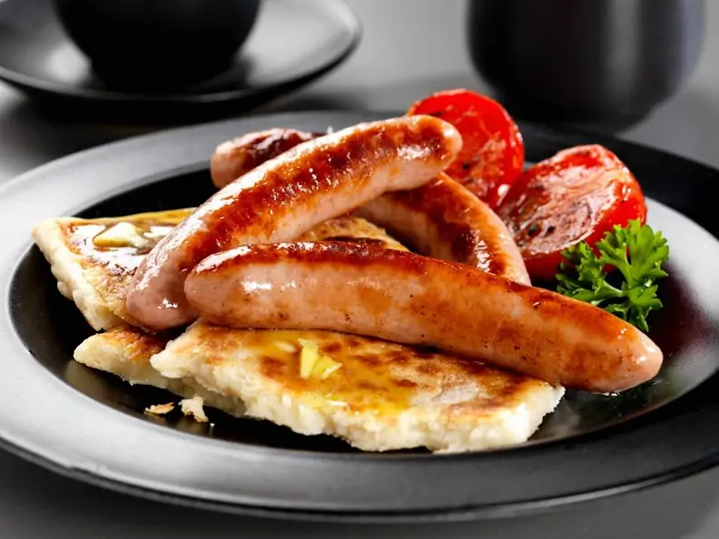 Kartoffelküchlein mit Bratwürsten
