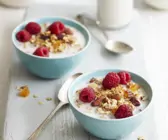 Himbeermüsli mit Nüssen