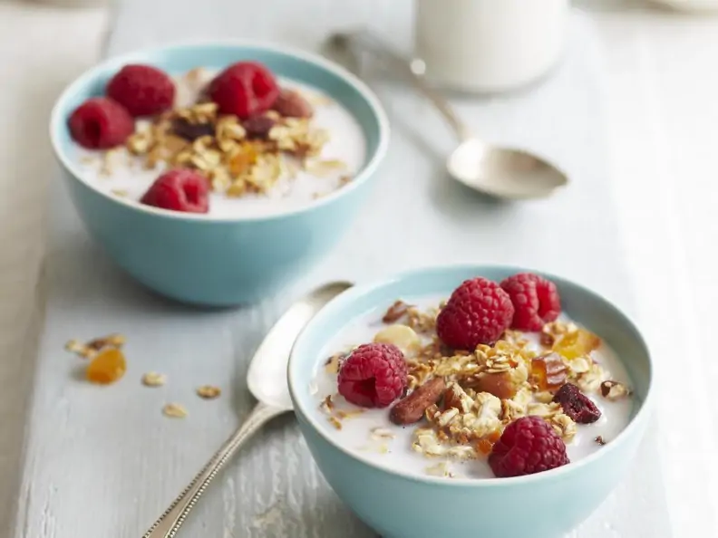 Himbeermüsli mit Nüssen