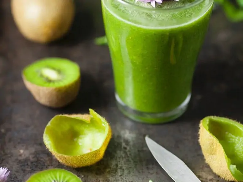 Grüner Kiwi-Kräutersmoothie