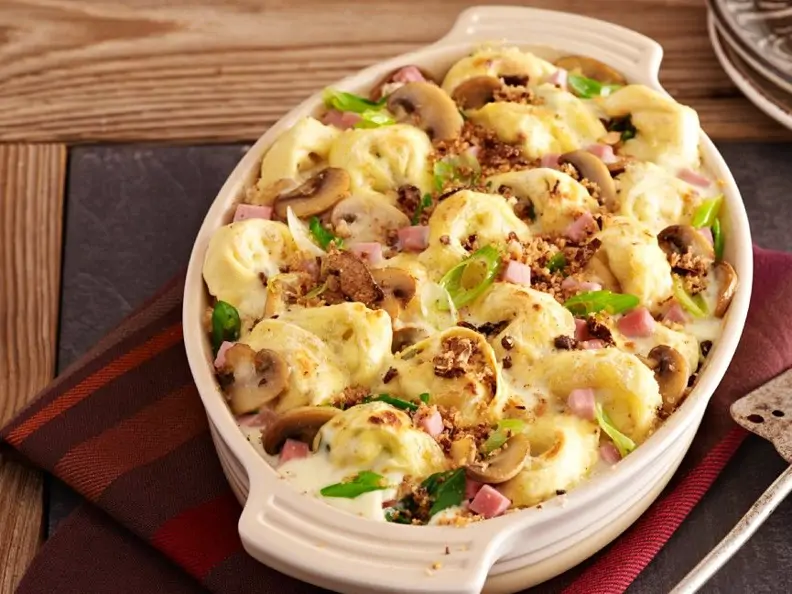 Tortellini-Auflauf mit Schinken und Frühlingszwiebeln