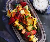 Gegrillte Fruchtspieße mit Sauce
