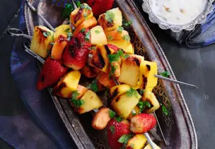 Gegrillte Fruchtspieße mit Sauce