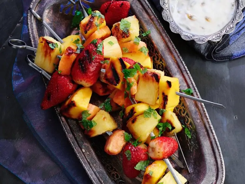 Gegrillte Fruchtspieße mit Sauce