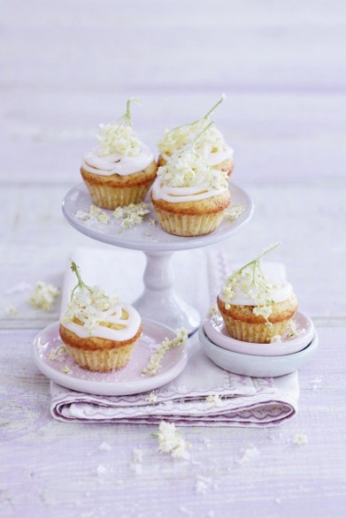 Luftige Muffins mit einem süßen Topping und köstlichen Blüten!