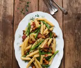 Penne mit Bohnen, Pilzen und Speck