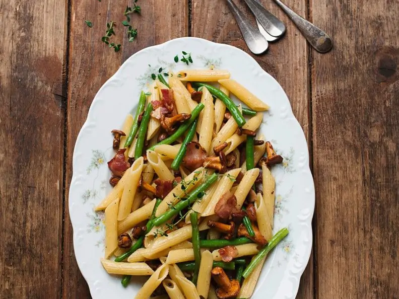 Penne mit Bohnen, Pilzen und Speck