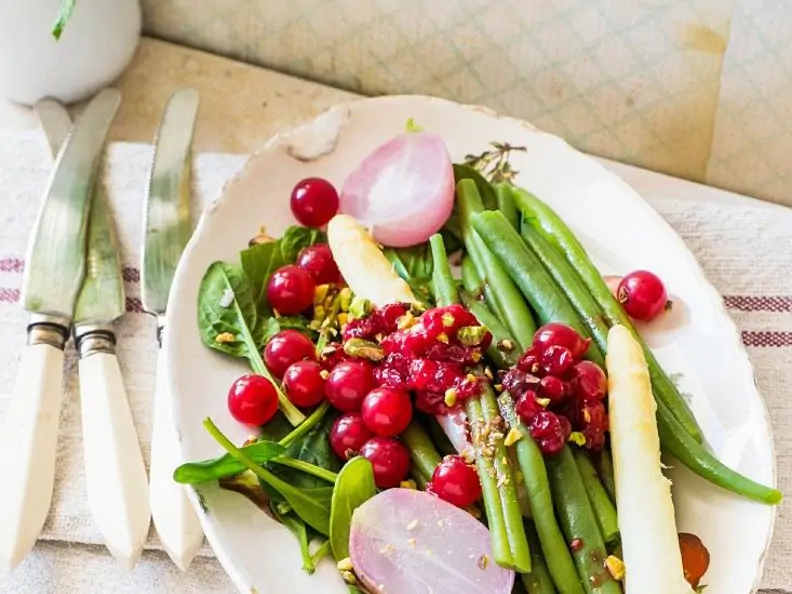 Weißer Spargel mit Bohnen und Beerendressing