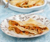 Mit Pfifferlingen gefüllte Pfannkuchen