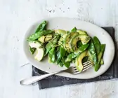 Zuckerschoten-Salat mit Avocado