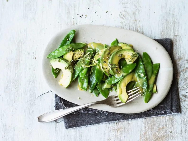 Zuckerschoten-Salat mit Avocado