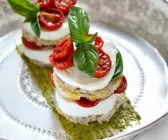 Tomaten-Mozzarella-Türmchen mit Basilikum