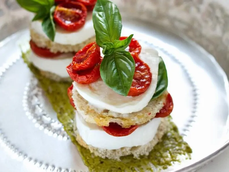 Tomaten-Mozzarella-Türmchen mit Basilikum