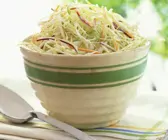 Krautsalat mit Möhre und Zwiebel