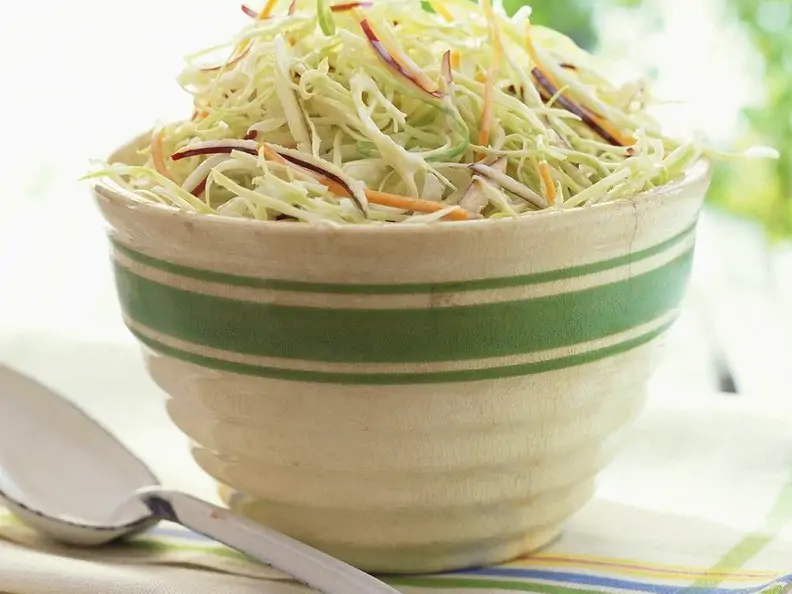 Krautsalat mit Möhre und Zwiebel