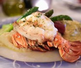 Surf and Turf mit grünem Spargel und Kartoffelpüree
