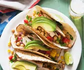 Tacoschalen mit Hähnchen und Avocado