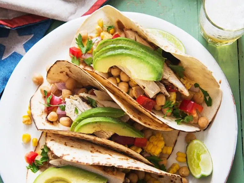 Tacoschalen mit Hähnchen und Avocado