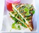 Sandwich mit Zuckerschoten und Erbsen