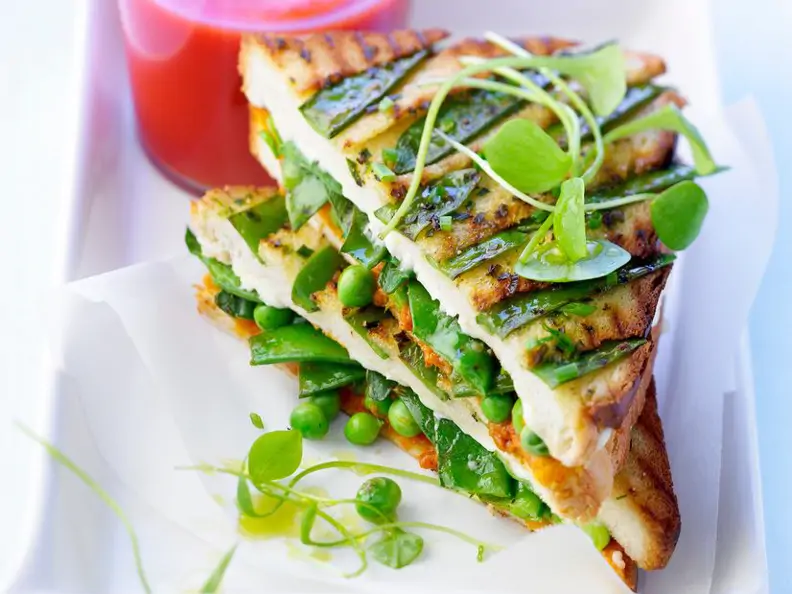 Sandwich mit Zuckerschoten und Erbsen