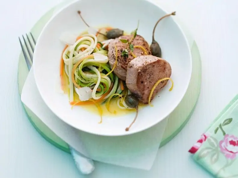 Kalbsfilet auf Nudeln mit Gemüse