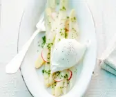 Weißer Spargel mit pochiertem Ei