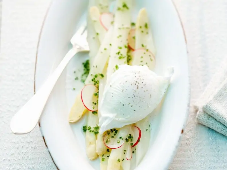Weißer Spargel mit pochiertem Ei