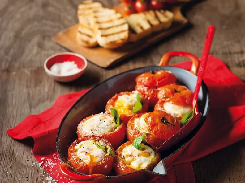 Tomaten mit Eiern gefüllt