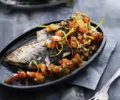 Makrelenfilet mit Tomatenwürfeln und Zitronenzesten