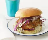 Burger mit Fischbratling und Rotkohl