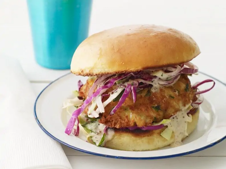 Burger mit Fischbratling und Rotkohl