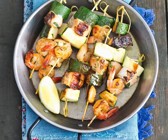 Spieße mit Garnelen, Zucchini und Lachs