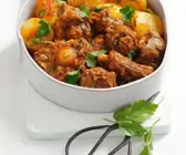Ragout vom Ochsenschwanz mit Petersilie und Kartoffeln