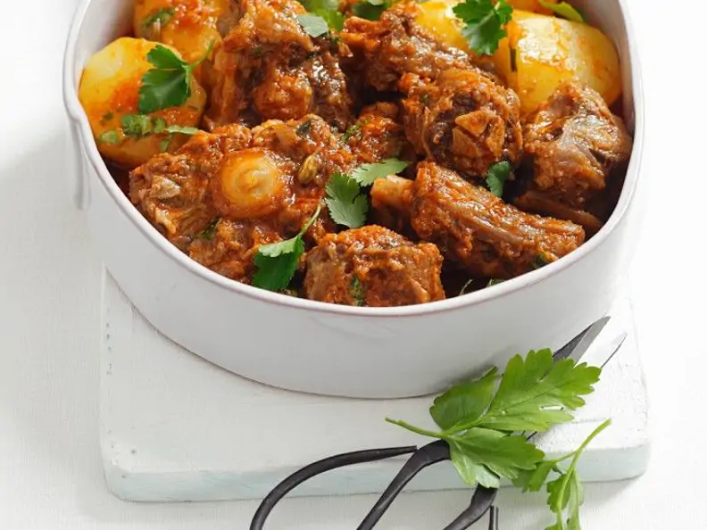 Ragout vom Ochsenschwanz mit Petersilie und Kartoffeln