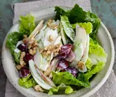 Salat mit Äpfeln, Sellerie und Trauben