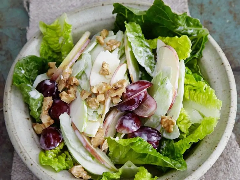 Salat mit Äpfeln, Sellerie und Trauben